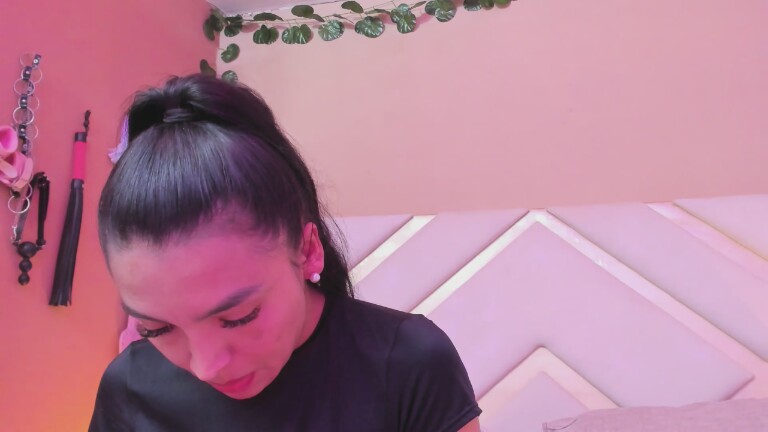 SaraSstonee's Streamate show and profile