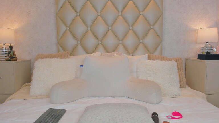 MiaaCaastro's Streamate show and profile