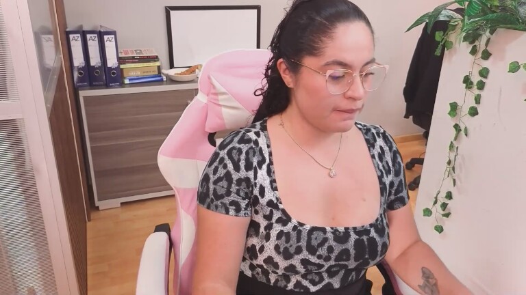 SharaThomas's Streamate show and profile