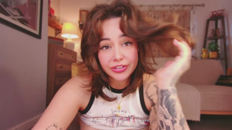 Aerin's Streamate show and profile