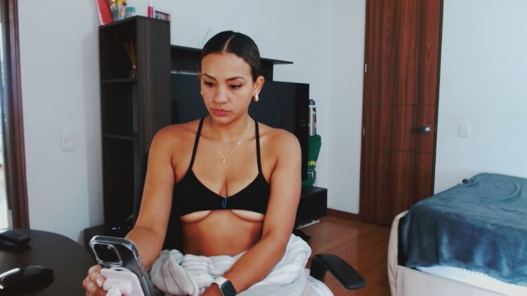 Jazmin111's Streamate show and profile